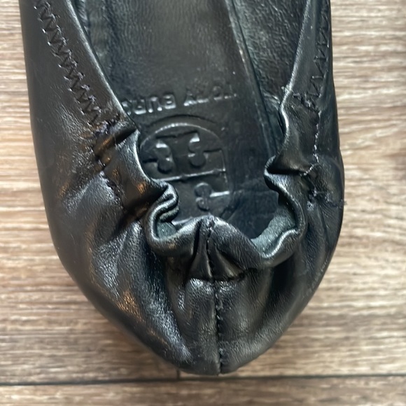 Tory Burch Gold Logo Miller Black Leather Ballet Flats in Size 6 - Picture 3 of 8